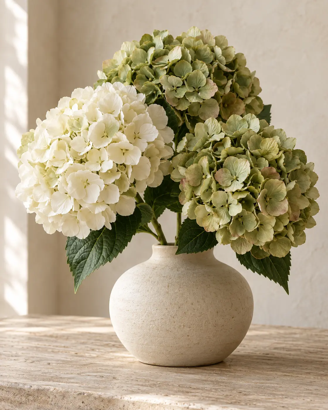 Kunst-hortensia in crème en mosgroen